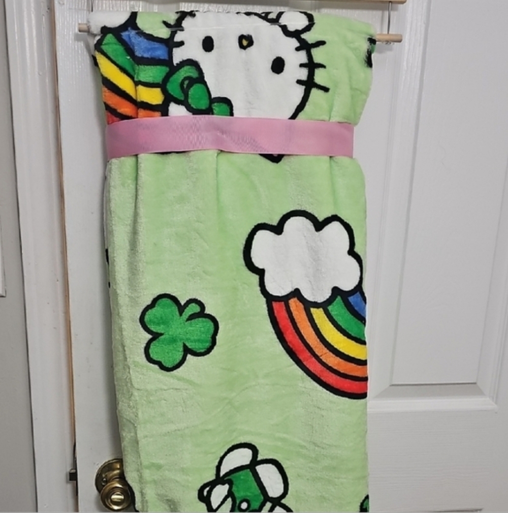 ✨️🍀NWT ST. PATRICKS HELLO KITTY BLANKET/ RAINBOWS &SHAMROCK ✨️🍀✨️🍀